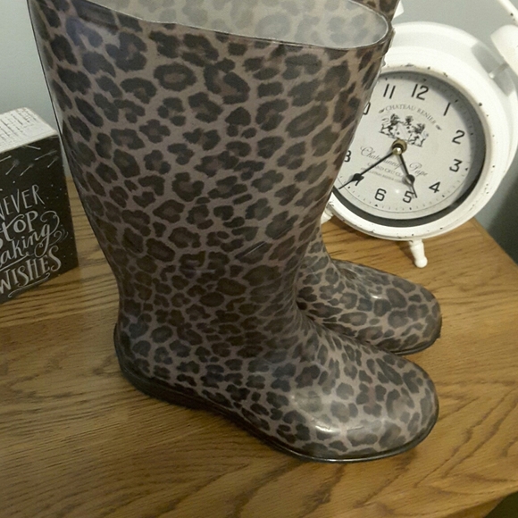 Leapord Rain Boots - Picture 3 of 8